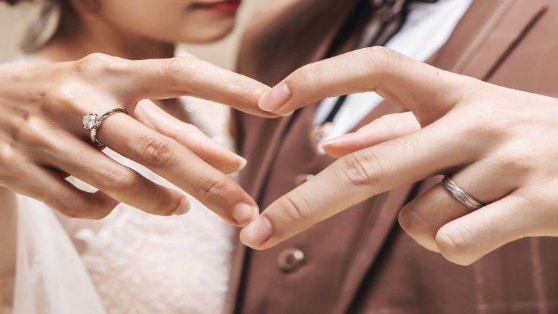 The Complete Guide to Choosing a Wedding Ring: The Pros and Cons of Diamond Rings, Plain Rings, and Personalization